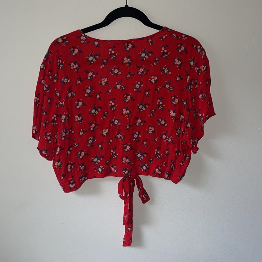 Super cute red crop top - Picture 2 of 2